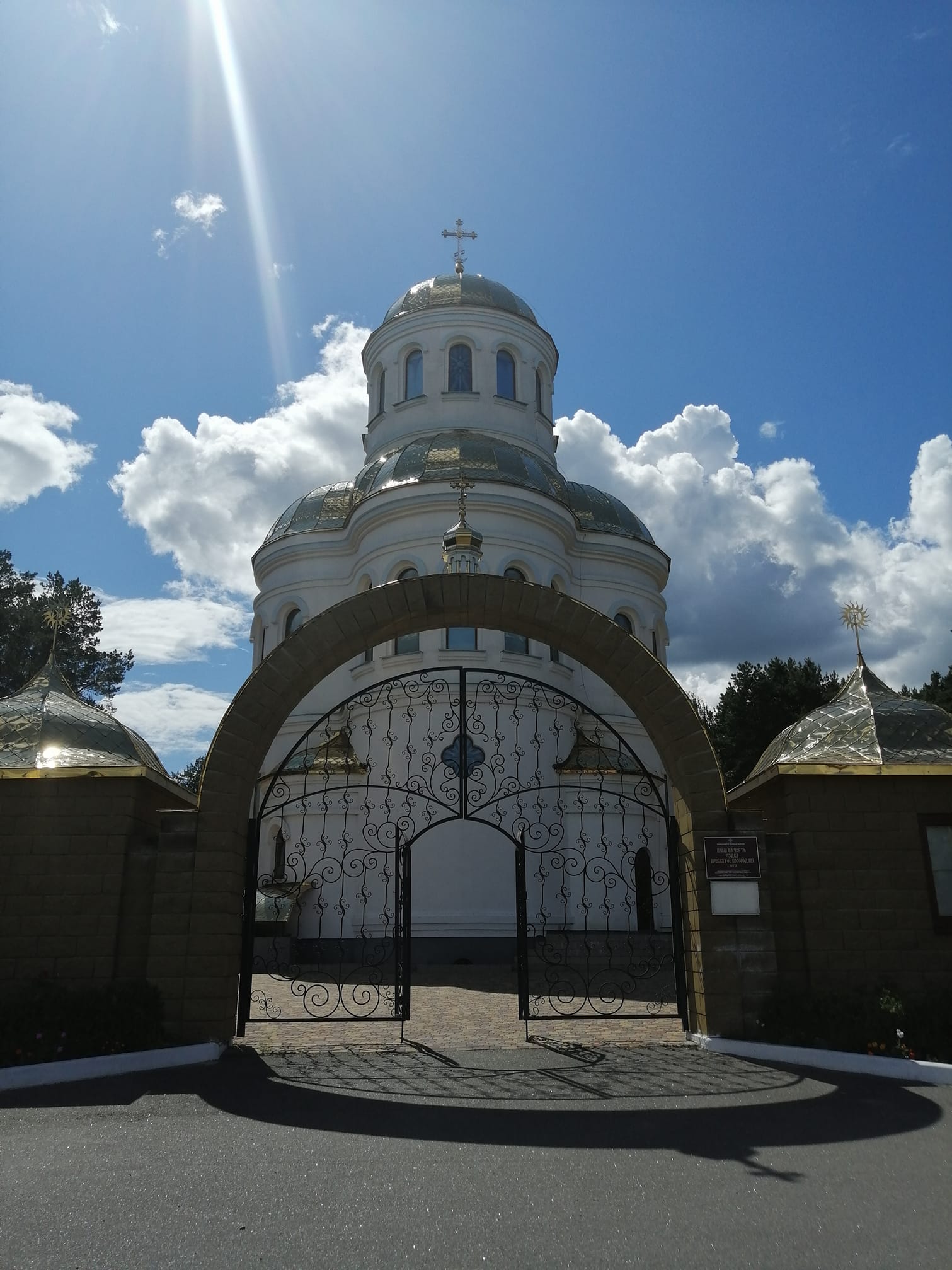 Храм Різдва Пресвятої Богородиці у Лютежі